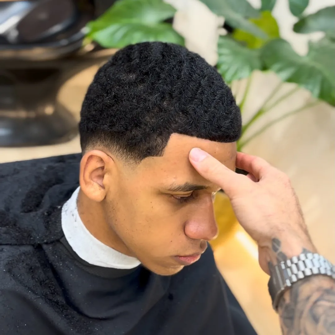 Cliente com corte americano e risco na sobrancelha