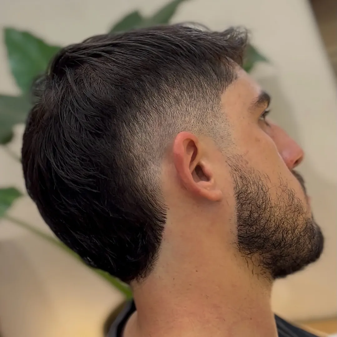 Perfil de cliente com low fade e barba alinhada
