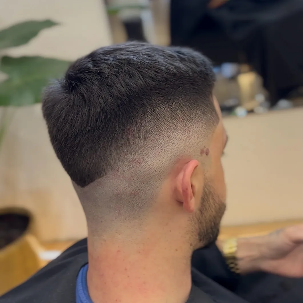 Corte moicano com degradê na nuca