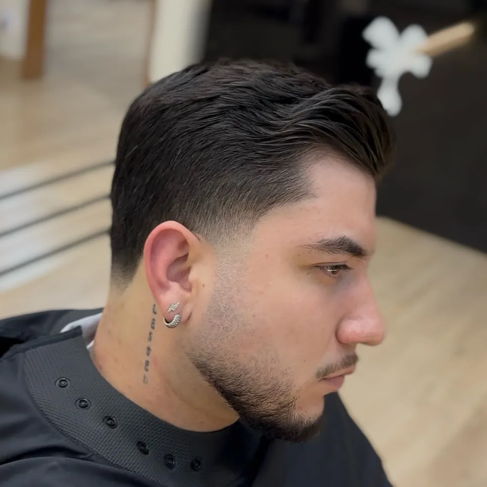 Mid fade com topo penteado para trás