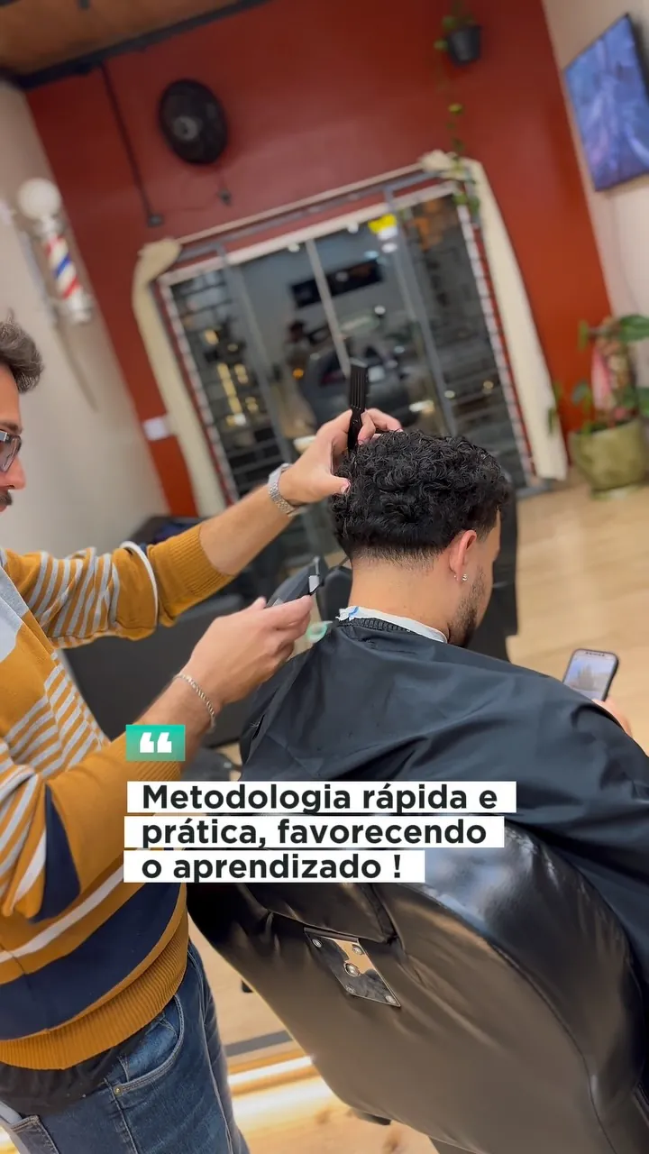 Barbeiro ensinando um aluno durante o curso