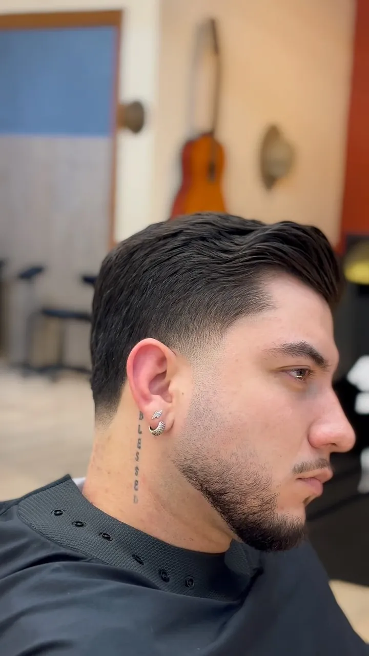 Perfil de cliente com degradê e barba desenhada