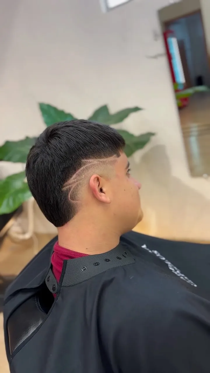 Corte com risco desenhado na lateral